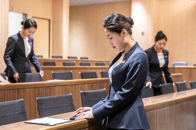 龙湖智慧服务工作人员正在布置会议室